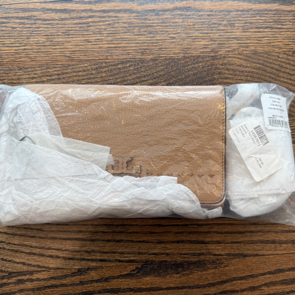 Tory Burch McGraw Crossbody Bag with Gold Hardware - Picture 6 of 6